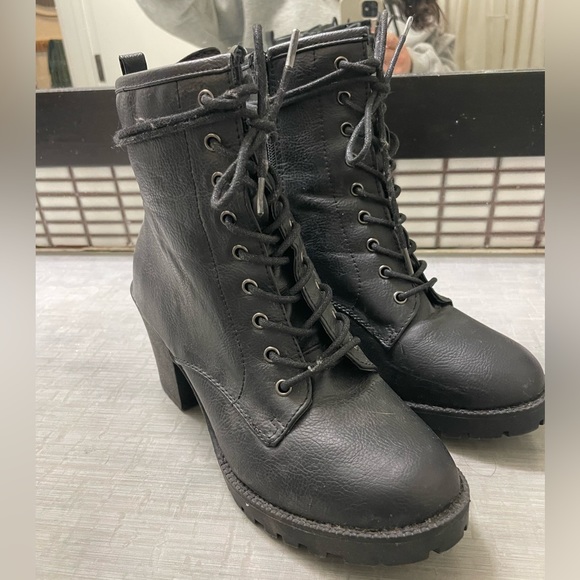 Lace up leather booties - Picture 2 of 3